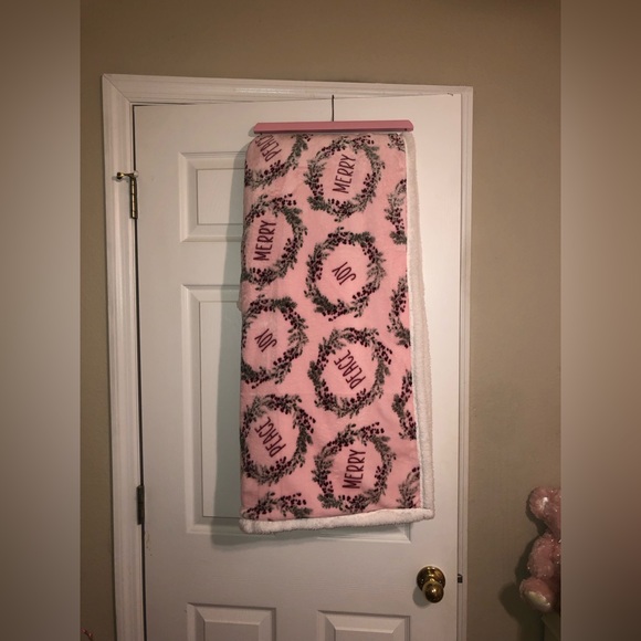 Pink Christmas blanket - Picture 3 of 3